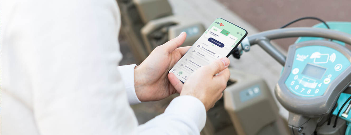 Person holding a phone using the Ticket Restaurant app