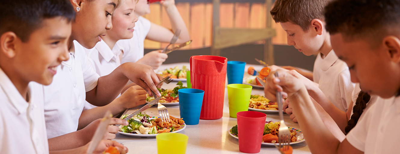 Schoolkids eating lunch